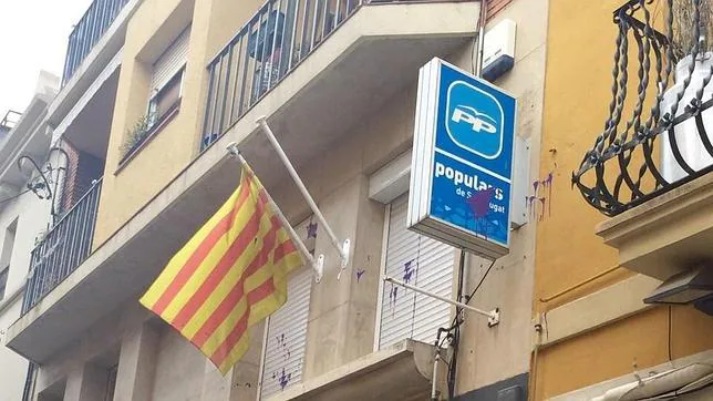Imagen de la sede atacada: arrancada la bandera española y con lanzamiento de pintura