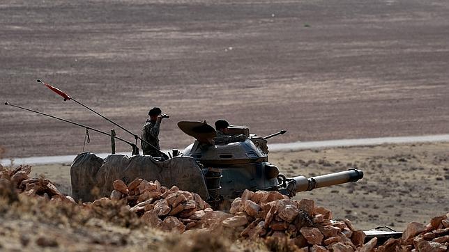 Soldados turcos vigilan las inmediaciones de la ciudad siria de Kobane