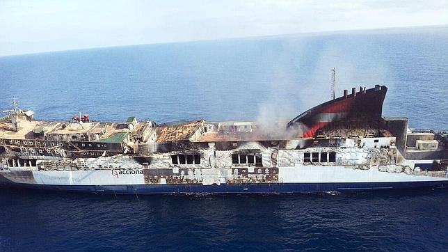 Imagen del ferry incendiado a veinte millas de Mallorca