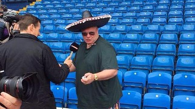 Un entrenador se presenta al campo con bañador y sombrero mexicano