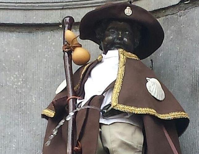 El popular Manneken Pis de Bruselas se viste de peregrino del Camino de Santiago