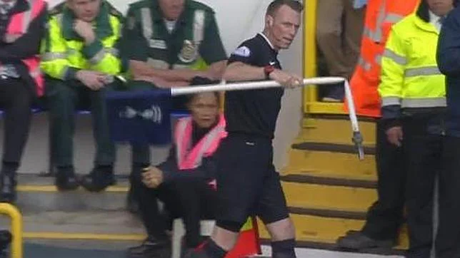 Milner se enfada y rompe un banderín de córner del estadio del Tottenham