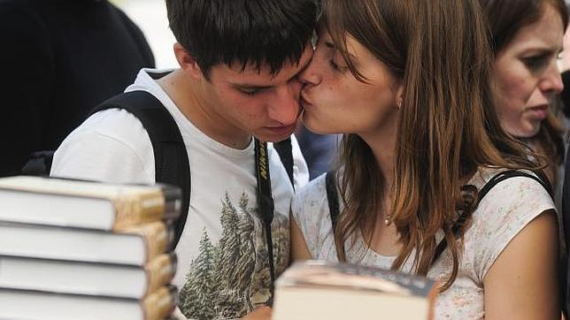 Una pareja besa a su amante