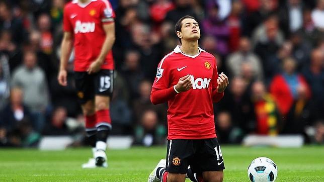 Chicharito rezando antes de comenzar el partido