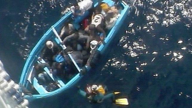 El Servicio Aéreo de Rescate del Ejército salva a una docena de inmigrantes a bordo de una patera a 123 millas al sur de Gran Canaria
