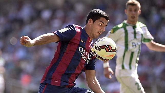Luis Suárez controla un balón durante el partido ante el Córdoba
