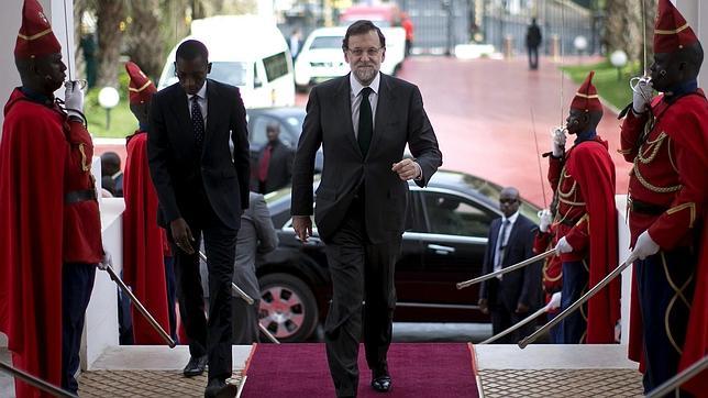 El presidente del Gobierno, Mariano Rajoy, a su llegada a la reunión que ha mantenido en Dakar con el presidente senegalés, Macky Sall