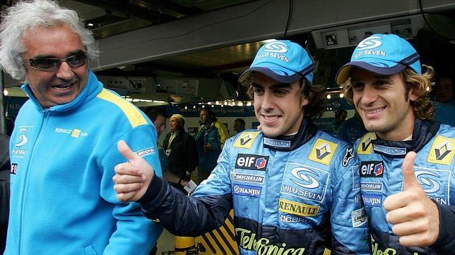 Flavio Briatore, mánager de Renault, con Alonso y Trulli en Spa-Francorchamps, en 2004