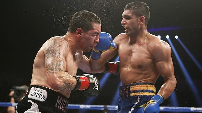 Amir Khan (derecha) golpea a Carlos Molina en un combate celebrado en Los Angeles en 2012