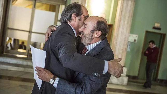 Ángel Gabilondo, candidato socialista a la Comunidad de Madrid, abraza a Alfredo Pérez Rubalcaba