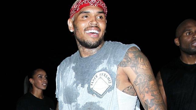 Chris Brown sale a guantazos de un partido de baloncesto en Las Vegas