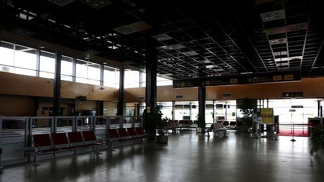 Una escuela de pilotos aterriza en el aeropuerto «fantasma» de Huesca