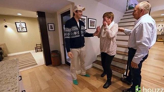 Ashton Kutcher sorprende a su madre remodelando su casa
