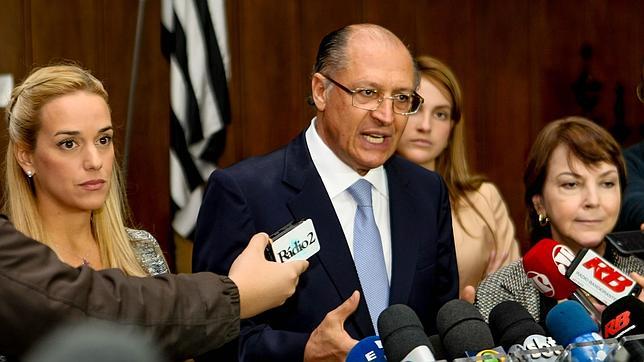 El gobernador de Sao Paulo, Geraldo Alckmin (c), se dirige a los medios tras reunirse con Mitzy Capriles (d) y Lilian Tintori (i)