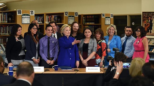 Hillary Clinton durante la charla con los jóvenes ante los que ha hecho su promesa