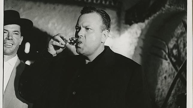 Welles en Málaga probando una copa de vino