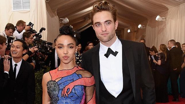 Robert Pattinson y su novia, Tahliah Debrett, planean casarse entre salchichas y puré