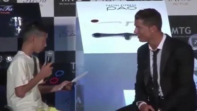 Imagen del encuentro entre Cristiano Ronaldo y un niño japonés
