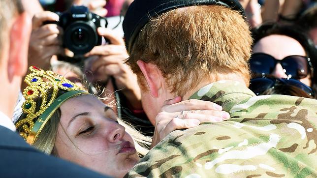 El Príncipe Enrique se despide de Australia con un beso robado