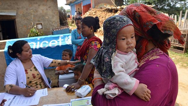 Mujeres llevan a sus hijos a una clínica de UNICEF en el valle de Katmandú
