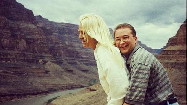Yagalla, en 1999, con su novia más «económica», Faith