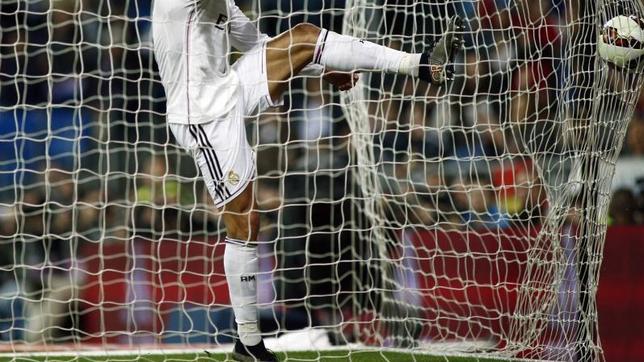 Según un estudio, a los equipos que visten de blanco les pitan menos faltas