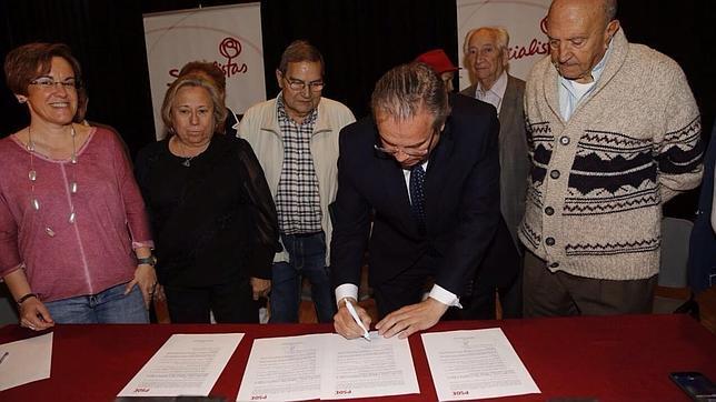Miguel Antonio Carmona, el candidato socialista al Ayuntamiento de Madrid, en un acto con mayores
