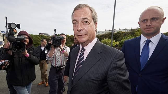 Nigel Farage dimite como líder del eurófobo UKIP