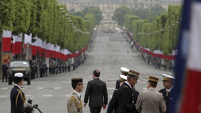François Hollande conmemora el final de la Segunda Guerra Mundial en París