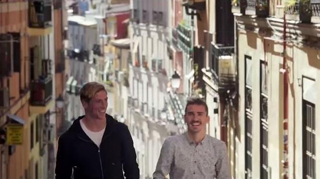 Fernando Torres y Antoine Griezmann, ídolos rojiblancos, recorriendo las calles de Lavapiés