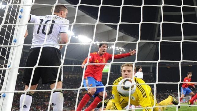 Los jugadores más altos, como el guardameta alemán Neuer, atraén la atención de los árbitros