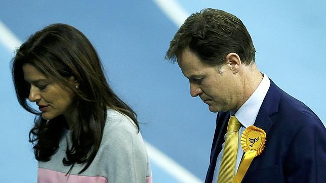 El liberal-demócrata Nick Clegg anuncia su dimisión tras el fracaso electoral