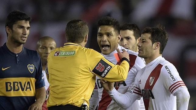 El escupitajo de un jugador del Boca a un rival indigna a la afición del River