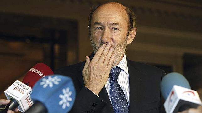 El regreso de Rubalcaba: «Algunos de los nuevos partidos tienen un mensaje muy viejo»