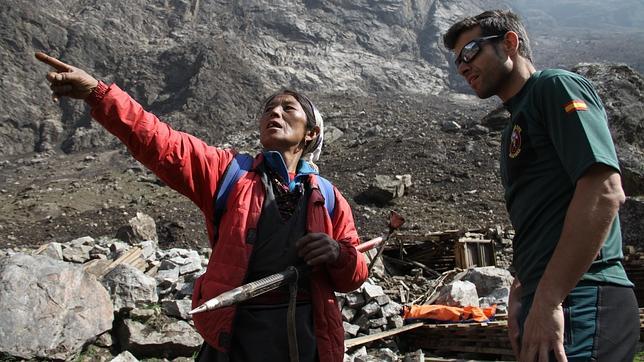 El guardia civil Carlos Sánchez atiende a Tara Gurung, superviviente del terremoto de Nepal