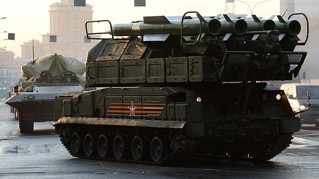 Un equipo de lanzamisiles Buk, listo para desfilar por Moscú