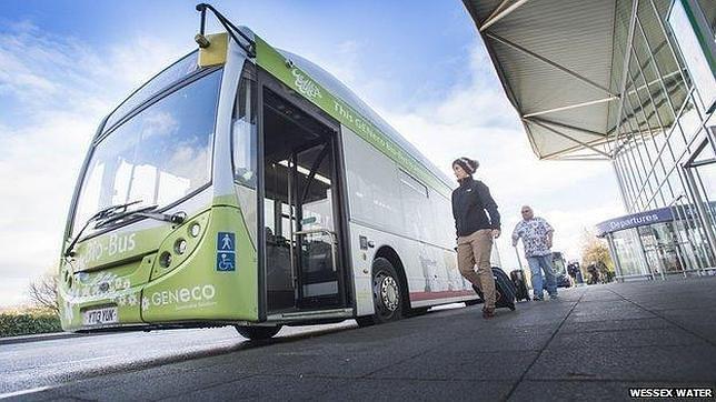 Un autobús de Reino Unido se impulsa a través de excrementos humanos