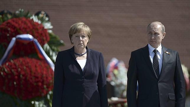 Angela Merkel y Vladimir Putin durante el acto celebrado este domingo en Moscú