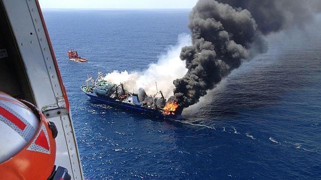 El barco Oleg Naydenov en llamas remolcado fuera del Puerto de Las Palmas