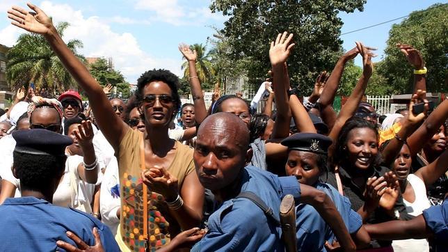 Mujeres protestan contra el presidente Nkurunziza en Burundi esta mañana