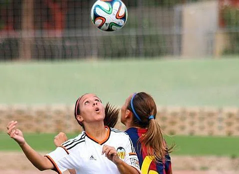 Mari Paz Vilas pugna por un balón con una jugadora del Barcelona