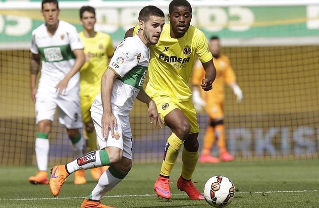 Víctor se lleva el balón ante Campbell, goleador del Villarreal