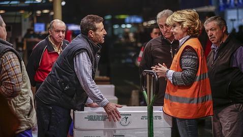 Aguirre visitó Mercamadrid en pantalones vaqueros