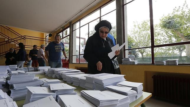 En la imagen, ambiente en un colegio electoral en Madrid