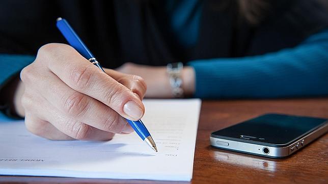 Ocho de cada diez españoles prefiere escribir con bolígrafo azul