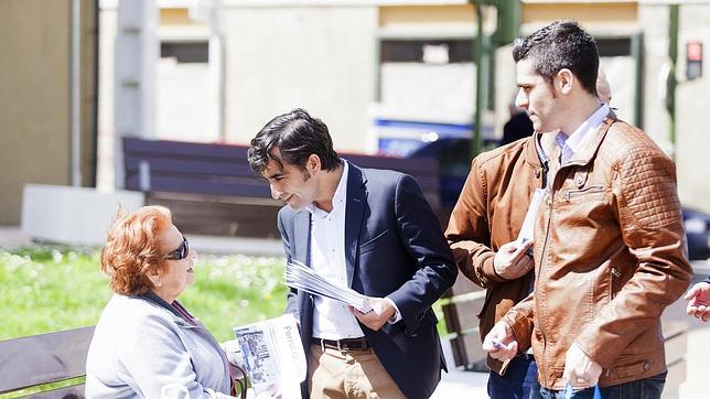 El candidato a la alcaldía de Ferrol haciendo el reparto informativo este lunes en Recimil