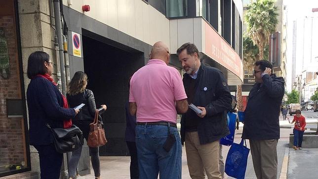 Moreira reparte el programa electoral entre los vecinos de Pontevedra