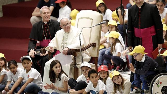 El Papa Francisco se rodea de 7.000 niños que le preguntan por la paz