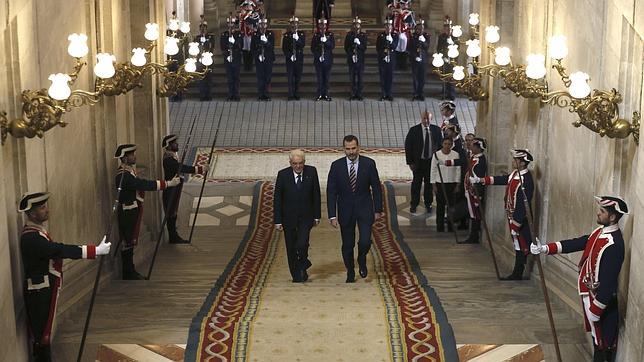 El Rey baja por primera vez los 72 escalones del Palacio Real