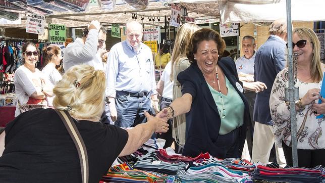 Rita Barberá visita el mercado de Algirós.